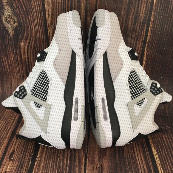 ??Jordan 4 retro military black size 8 men’s